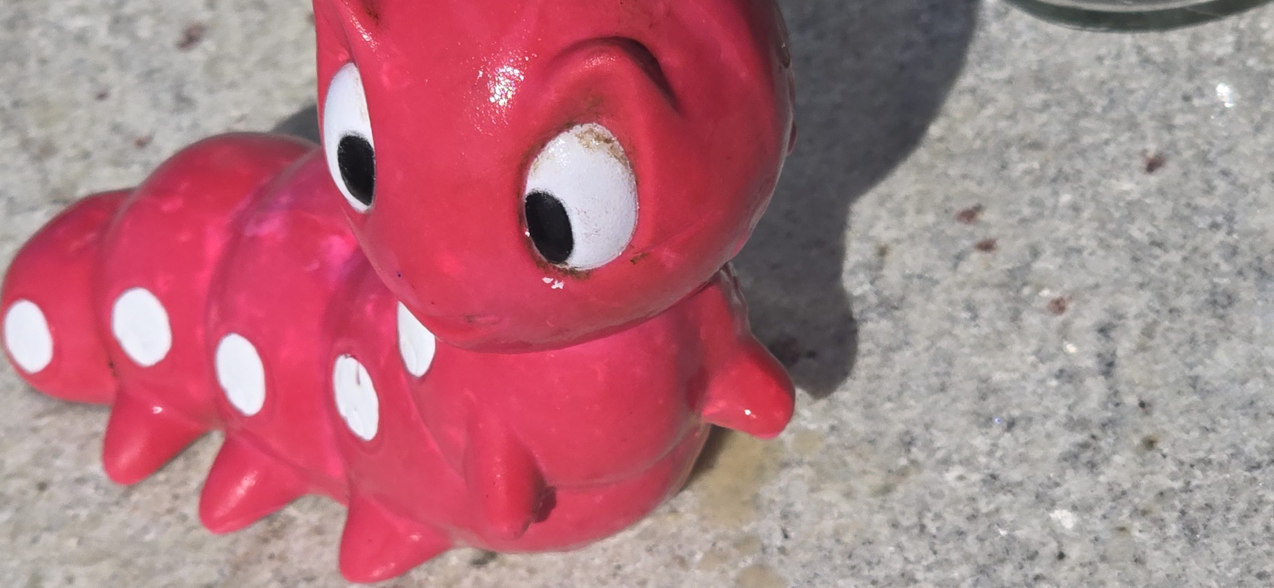 Kako pogosto peremo pasje igrače